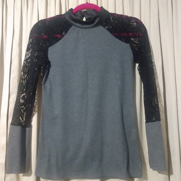 Gorgeous and unique top - Like New Condition. - Picture 3 of 5